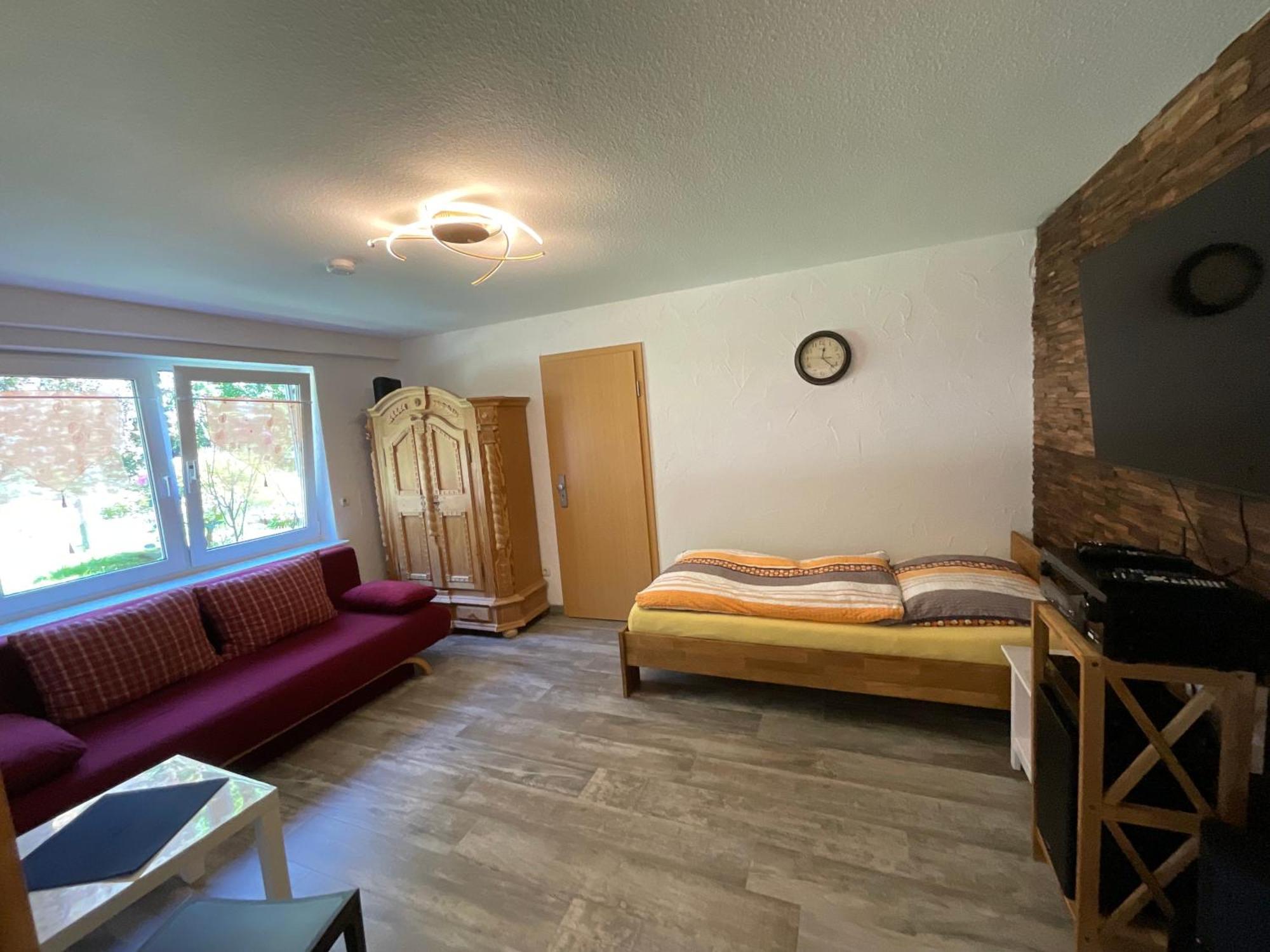 Apartment Messe-apartment, 4 Schlafzimmer, 80 Qm, Garten - 6 Km Zur Messe, Verkehrsguenstig, Ruhig, Parkplaetze *